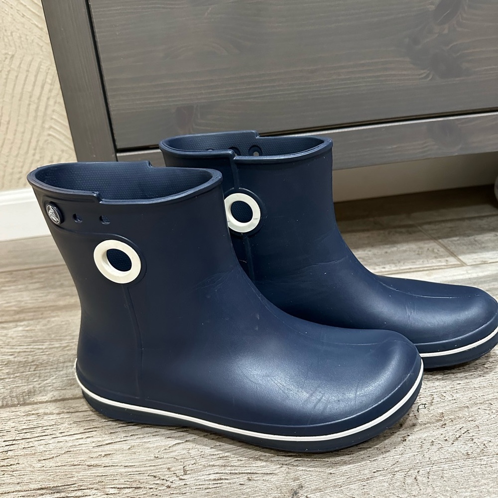 Crocs Women's Jaunt Shorty Boot.